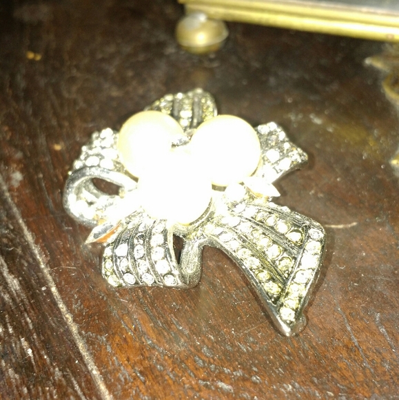 Classic Rhinestone Pearl Pin - Picture 3 of 6